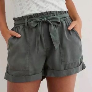 AERIE SAGE GREEN PAPERBAG LIGHTWEIGHT TIE SHORTS SIZE M